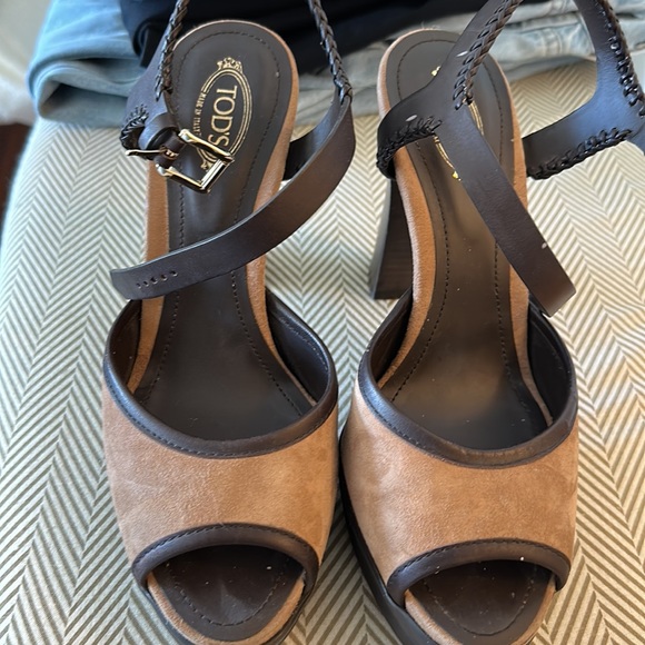 Tod’s platform sandals—chic and chic! - Picture 2 of 3